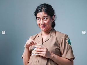 6 Penampilan Mengejutkan Dian Sastrowardoyo dengan Wajah Jerawatan