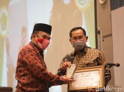 Gabungkan Sains dan Spiritual Lawan COVID-19, Khofifah Sabet Penghargaan dari Kemenag