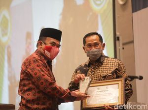 Gabungkan Sains dan Spiritual Lawan COVID-19, Khofifah Sabet Penghargaan dari Kemenag Gabungkan Sains dan Spiritual Lawan COVID-19, Khofifah Sabet Penghargaan dari Kemenag