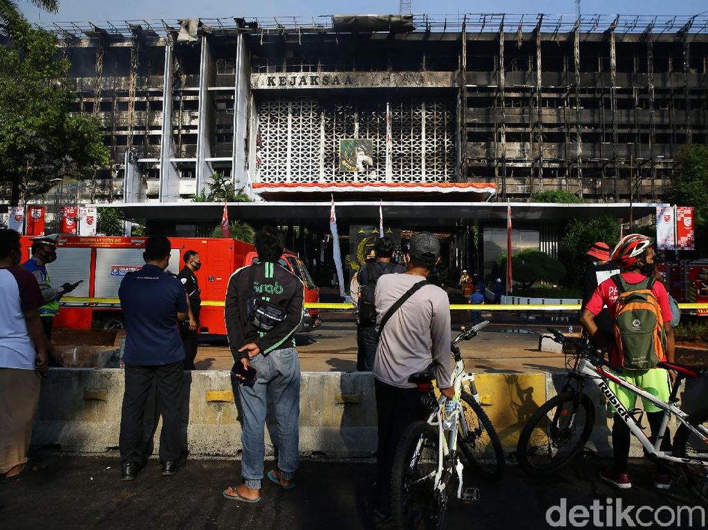 Bareskrim: 5 Tukang Merokok di Lantai 6 Diduga Sebabkan Kebakaran Kejagung Bareskrim: 5 Tukang Merokok di Lantai 6 Diduga Sebabkan Kebakaran Kejagung