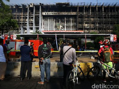 Gedung Kejagung yang Hangus Terbakar Jadi Tontonan Warga