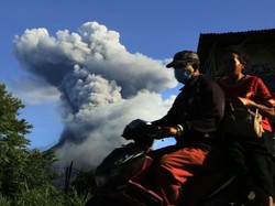 Gunung Sinabung Erupsi, Hujan Abu Guyur 2 Kecamatan di Karo