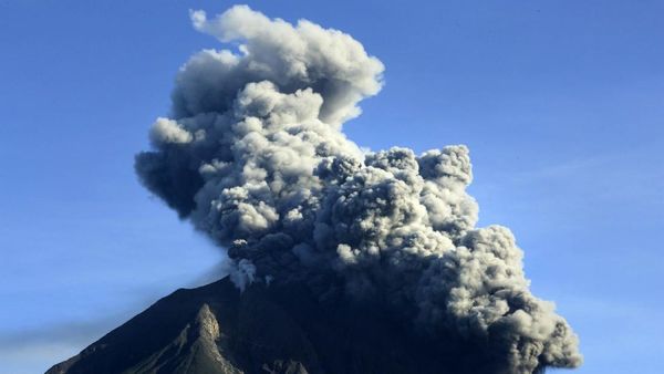 Sinabung Kembali Erupsi