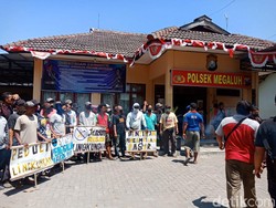 Hentikan Paksa Tambang Pasir Ilegal di Jombang, Warga Serahkan Barang Bukti