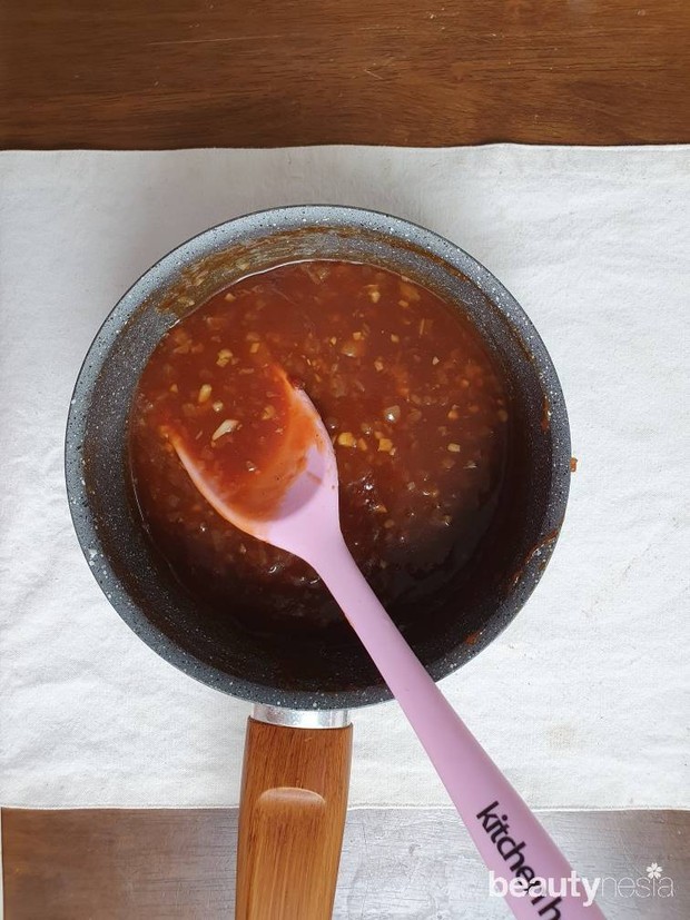 Untuk membuat saus, panaskan margarin dan tumis bawang putih hingga harum. Masukkan garam, gula, dan saus BBQ.