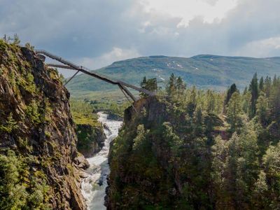 Parno Ketinggian Jangan Lihat, Ada Jembatan di Atas Air Terjun