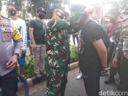 Bogor Zona Merah, Warga Bermasker Dapat Buah dan Masker