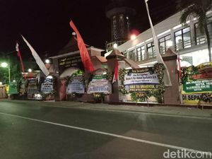 Karangan Bunga Berdatangan di Kediaman Rumah Plt Bupati Sidoarjo Karangan Bunga Berdatangan di Kediaman Rumah Plt Bupati Sidoarjo