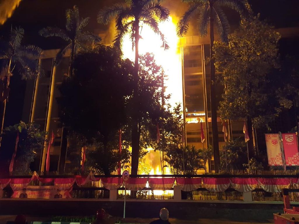 Kebakaran Gedung Kejaksaan Agung Hampir 6 Jam, Api Kembali Membesar Kebakaran Gedung Kejaksaan Agung Hampir 6 Jam, Api Kembali Membesar