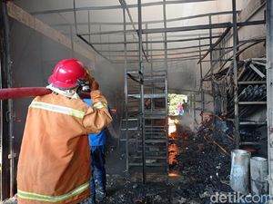 Toko Bahan Bangunan di Lamongan Dilahap Api, Kerugian Ditaksir Ratusan Juta Rupiah