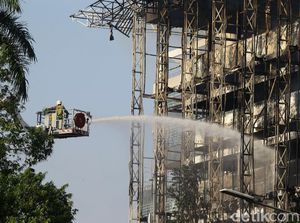 Damkar Terus Lakukan Pendinginan di Gedung Kejagung