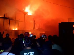 Puluhan Kios Pasar Senggol Makassar Terbakar, 25 Unit Damkar Diterjunkan