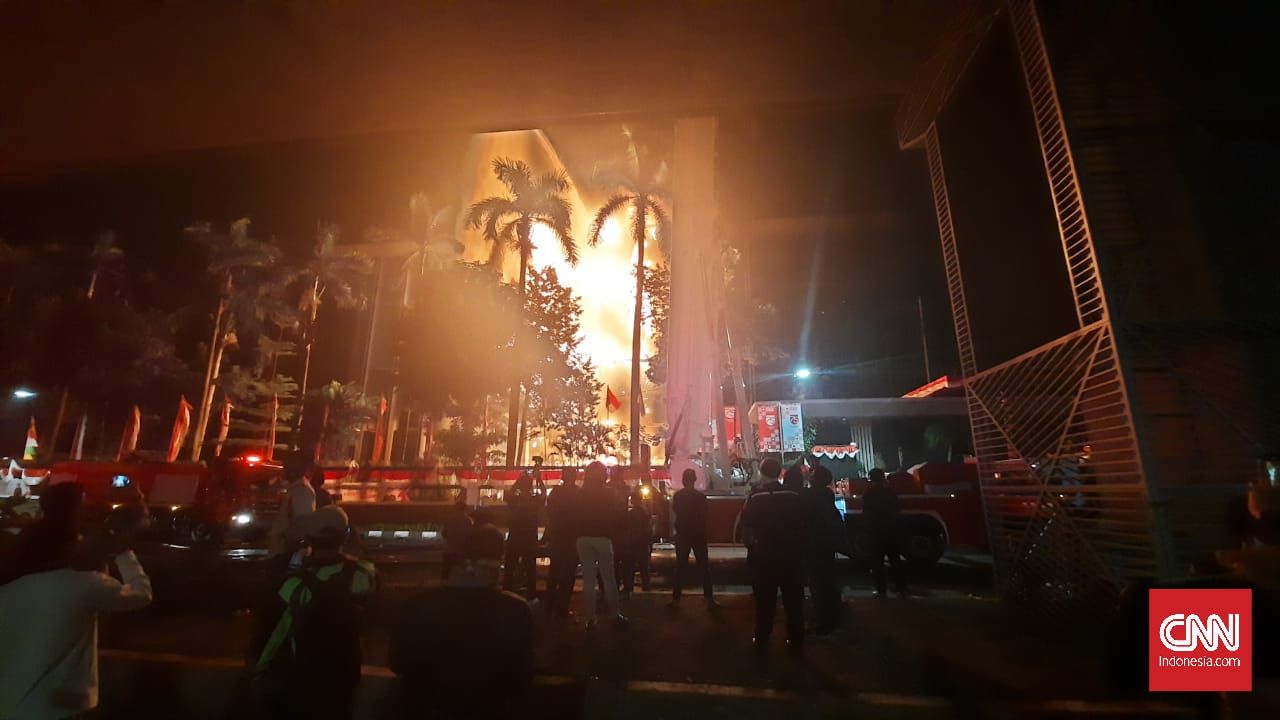 Api yang melahap gedung utama Kejagung sejak Sabtu malam, 22 Agustus 2020, pukul 19.10 WIB, membesar lagi pada Minggu (23/8) dini hari WIB, Jakarta Selatan. (CNNIndonesia/Thohirin)
