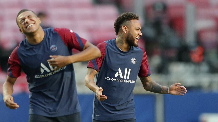 PSGs Neymar jokes with Kylian Mbappe, left, during a training session at the Luz stadium in Lisbon, Saturday Aug. 22, 2020. PSG will play Bayern Munich in the Champions League final soccer match on Sunday (Miguel A. Lopes/Pool via AP)