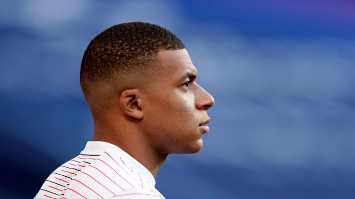 LISBON, PORTUGAL - AUGUST 18: Kylian Mbappe of Paris Saint-Germain looks on prior to the UEFA Champions League Semi Final match between RB Leipzig and Paris Saint-Germain F.C at Estadio do Sport Lisboa e Benfica on August 18, 2020 in Lisbon, Portugal. (Photo by Manu Fernandez/Pool via Getty Images)