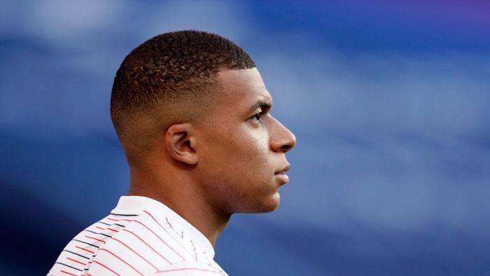 Kylian Mbappe LISBON, PORTUGAL - AUGUST 18: Kylian Mbappe of Paris Saint-Germain looks on prior to the UEFA Champions League Semi Final match between RB Leipzig and Paris Saint-Germain F.C at Estadio do Sport Lisboa e Benfica on August 18, 2020 in Lisbon, Portugal. (Photo by Manu Fernandez/Pool via Getty Images)