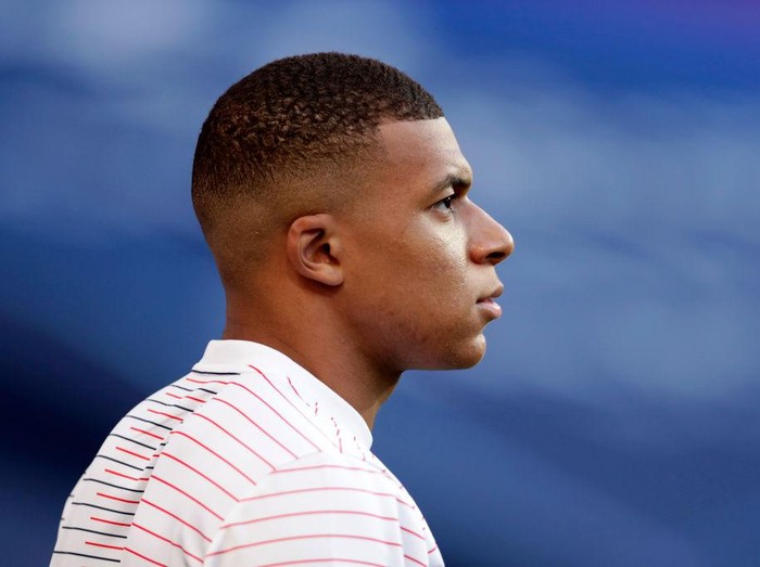 LISBON, PORTUGAL - AUGUST 18: Kylian Mbappe of Paris Saint-Germain looks on prior to the UEFA Champions League Semi Final match between RB Leipzig and Paris Saint-Germain F.C at Estadio do Sport Lisboa e Benfica on August 18, 2020 in Lisbon, Portugal. (Photo by Manu Fernandez/Pool via Getty Images)