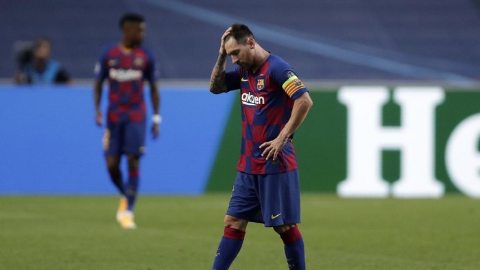 LISBON, PORTUGAL - AUGUST 14: Lionel Messi of FC Barcelona looks dejected after his team concede during the UEFA Champions League Quarter Final match between Barcelona and Bayern Munich at Estadio do Sport Lisboa e Benfica on August 14, 2020 in Lisbon, Portugal. (Photo by Manu Fernandez/Pool via Getty Images)