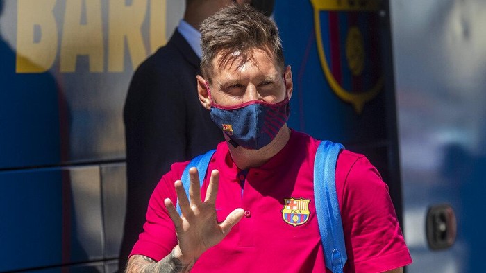 Barcelonas Lionel Messi waves as he arrives at the team hotel in Lisbon, Portugal, Thursday, Aug. 13, 2020. FC Barcelona are scheduled to play Bayern Munich in a Champions League quarterfinal soccer match on Friday. (AP Photo/Manu Fernandez)