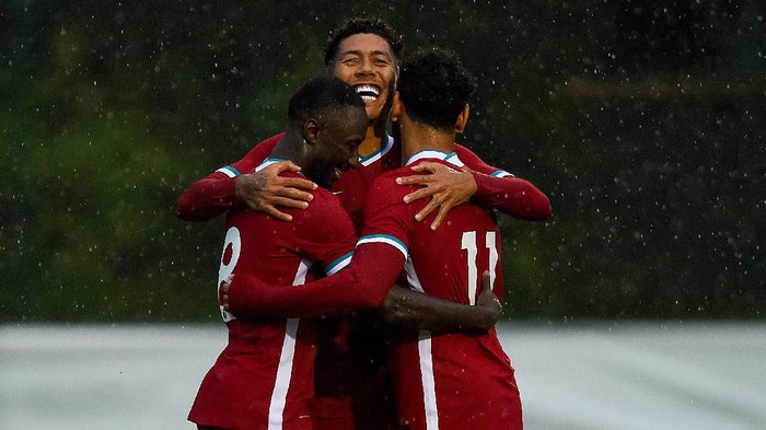 Roberto Firmino, Naby Keita, Mohamed Salah dari tim Liverpool merayakan gol ke gawang Vfb Stuttgart dalam partai uji coba di Kitzbuehel, Austria, Sabtu (22/8/2020) dini hari WIB.