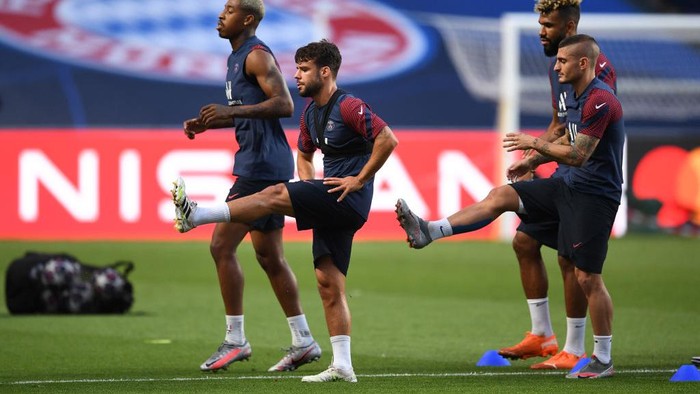 LISBON, PORTUGAL - AUGUST 22: Juan Bernat and Marco Verratti of Paris Saint-Germain stretch during a training session ahead of their UEFA Champions League Final match against Bayern Munich at Estadio do Sport Lisboa e Benfica on August 22, 2020 in Lisbon, Portugal. (Photo by David Ramos/Getty Images)