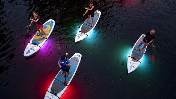 Mendayung Papan Selancar LED Jadi Tren Baru di Jerman