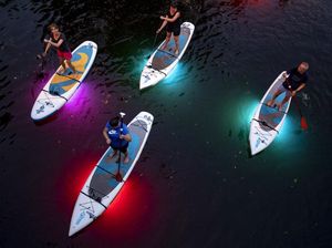 Mendayung Papan Selancar LED Jadi Tren Baru di Jerman