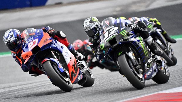 Red Bull KTM Tech 3s Spanish rider Iker Lecuona and Monster Energy Yamaha' Spanish rider Maverick Vinales (R) compete in the MotoGP Styrian Grand Prix on August 23, 2020 at Red Bull Ring circuit in Spielberg bei Knittelfeld, Austria. (Photo by Joe Klamar / AFP)