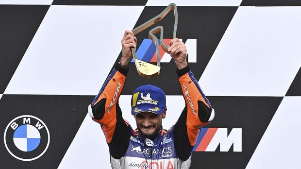 Red Bull KTM Tech 3's Portuguese rider Miguel Oliveira celebrates on the podium after winning the MotoGP Styrian Grand Prix on August 23, 2020 at Red Bull Ring circuit in Spielberg bei Knittelfeld, Austria. (Photo by Joe Klamar / AFP)
