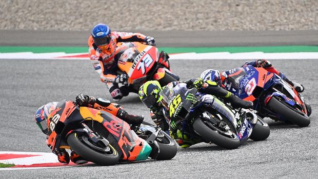 Red Bull KTM Factory Racings South African Brad Binder steers his bike in front of Monster Energy Yamaha's Italian rider Valentino Rossi during the MotoGP Styrian Grand Prix on August 23, 2020 at Red Bull Ring circuit in Spielberg bei Knittelfeld, Austria. (Photo by Joe Klamar / AFP)