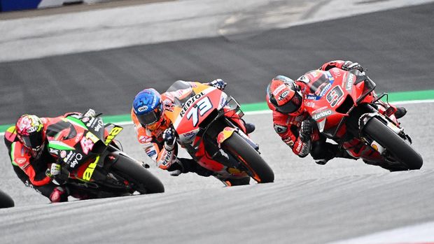 Repsol Honda Team's Spanish rider Alex Marquez (C) and Ducati's Italian rider Danilo Petrucci compete in the MotoGP Styrian Grand Prix on August 23, 2020 at Red Bull Ring circuit in Spielberg bei Knittelfeld, Austria. (Photo by Joe Klamar / AFP)