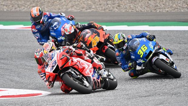 Pramac Racing's Australian rider Jack Miller (L) and Suzuki Ecstar's Spanish rider Joan Mir (R) compete in the MotoGP Styrian Grand Prix on August 23, 2020 at Red Bull Ring circuit in Spielberg bei Knittelfeld, Austria. (Photo by Joe Klamar / AFP)