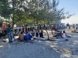 Pantai Kenjeran Dijubeli Wisatawan Saat Long Weekend, Kebanyakan Tak Pakai Masker