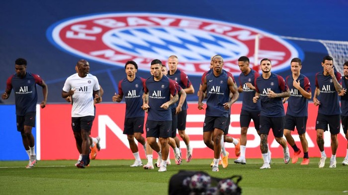 LISBON, PORTUGAL - AUGUST 22: Paris Saint-Germain players warm up during a training session ahead of their UEFA Champions League Final match against Bayern Munich at Estadio do Sport Lisboa e Benfica on August 22, 2020 in Lisbon, Portugal. (Photo by David Ramos/Getty Images)