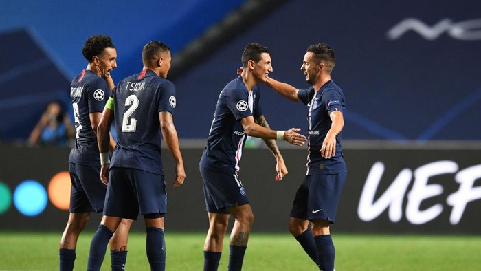 LISBON, PORTUGAL - AUGUST 18: Marquinhos, Thiago Silva, Angel Di Maria and Pablo Sarabia of Paris Saint-Germain celebrate victory after the UEFA Champions League Semi Final match between RB Leipzig and Paris Saint-Germain F.C at Estadio do Sport Lisboa e Benfica on August 18, 2020 in Lisbon, Portugal. (Photo by David Ramos/Getty Images)