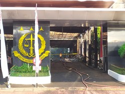 Polisi Pasang Garis Polisi di Gedung Kejagung yang Terbakar