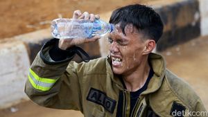 Potret Damkar Usai Belasan Jam Melawan Api di Gedung Kejagung