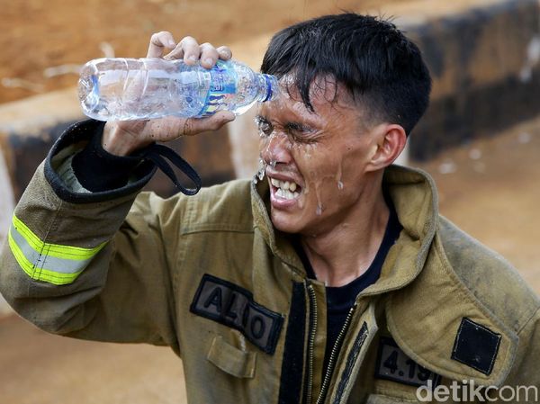 Potret Damkar Usai Belasan Jam Melawan Api di Gedung Kejagung