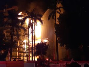 Kebakaran di Gedung Kejagung Belum Padam, Anies: Masih Ada Api-api Kecil