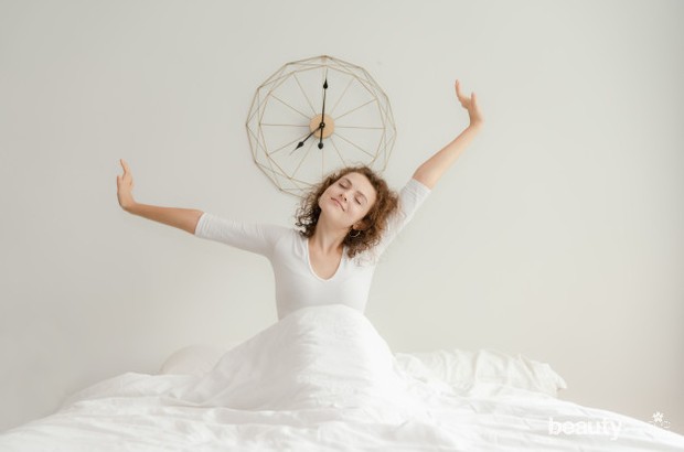 Tidur akan membuat kulit rileks dan beristirahat maka pastikan tidur cukup.