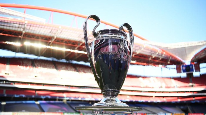 LISBON, PORTUGAL - AUGUST 18: The UEFA Champions League Trophy is seen pitch side prior to the UEFA Champions League Semi Final match between RB Leipzig and Paris Saint-Germain F.C at Estadio do Sport Lisboa e Benfica on August 18, 2020 in Lisbon, Portugal. (Photo by David Ramos/Getty Images)