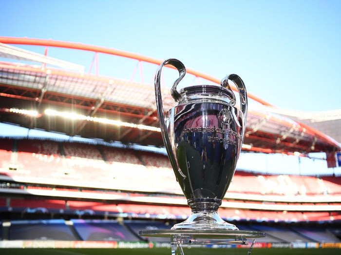 LISBON, PORTUGAL - AUGUST 18: The UEFA Champions League Trophy is seen pitch side prior to the UEFA Champions League Semi Final match between RB Leipzig and Paris Saint-Germain F.C at Estadio do Sport Lisboa e Benfica on August 18, 2020 in Lisbon, Portugal. (Photo by David Ramos/Getty Images)