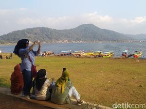 Libur Panjang, Waduk Darma Kuningan Dipadati Pengunjung