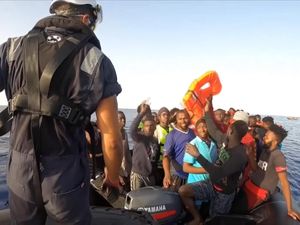 219 Imigran Terombang-ambing di Atas Kapal di Laut Mediterania 219 Imigran Terombang-ambing di Atas Kapal di Laut Mediterania