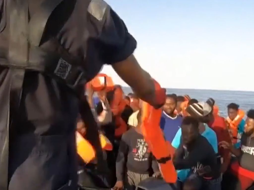 Detik-detik Evakuasi Imigran yang Terombang-ambing di Laut Mediterania Detik-detik Evakuasi Imigran yang Terombang-ambing di Laut Mediterania