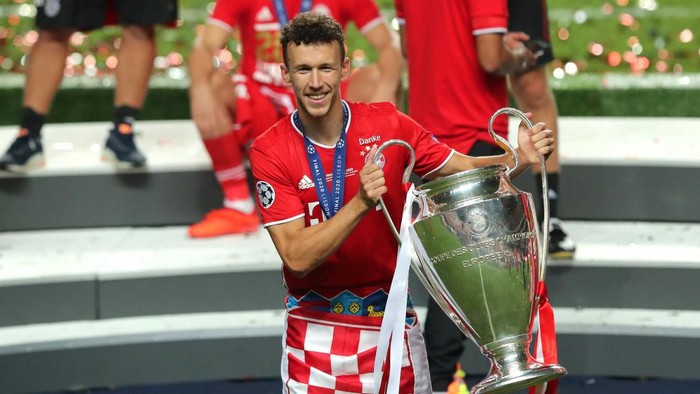 LISBON, PORTUGAL - AUGUST 23: Ivan Perisic of FC Bayern Munich celebrates with the UEFA Champions League Trophy following his teams victory in the UEFA Champions League Final match between Paris Saint-Germain and Bayern Munich at Estadio do Sport Lisboa e Benfica on August 23, 2020 in Lisbon, Portugal. (Photo by Miguel A. Lopes/Pool via Getty Images)