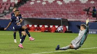 Mbappe melepas tembakan dalam situasi satu lawan satu dan Neuer lagi-lagi mementahkan bola. David Ramos/Pool via AP. 