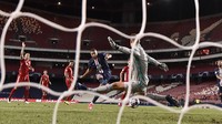 WhoScored memberikan nilai 7,1 bagi kiper gaek asal Jerman tersebut. Penampilannya yang tenang di bawah mistar dan cekatan memotong umpan-umpan pemain PSG, membuktikan dirinya adalah kiper yang sarat pengalaman. David Ramos/Pool via AP.