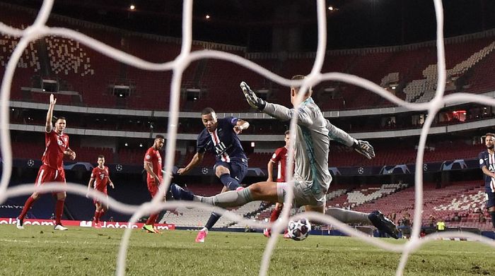 Aksi-aksi Manuel Neuer Bendung Keganasan Neymar dan Mbappe Selain Kingsley Coman, Manuel Neuer juga menjadi pahlawan Bayern Munich saat mengalahkan PSG. Kapten Die Roten itu berkali-kali membendung keganasan Neymar dan Mbappe.