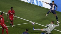 Tidak hanya Mbappe, serangan Neymar pun juga berhasil dipatahkan oleh Manuel Neuer. AP Photo/Manu Fernandez.
